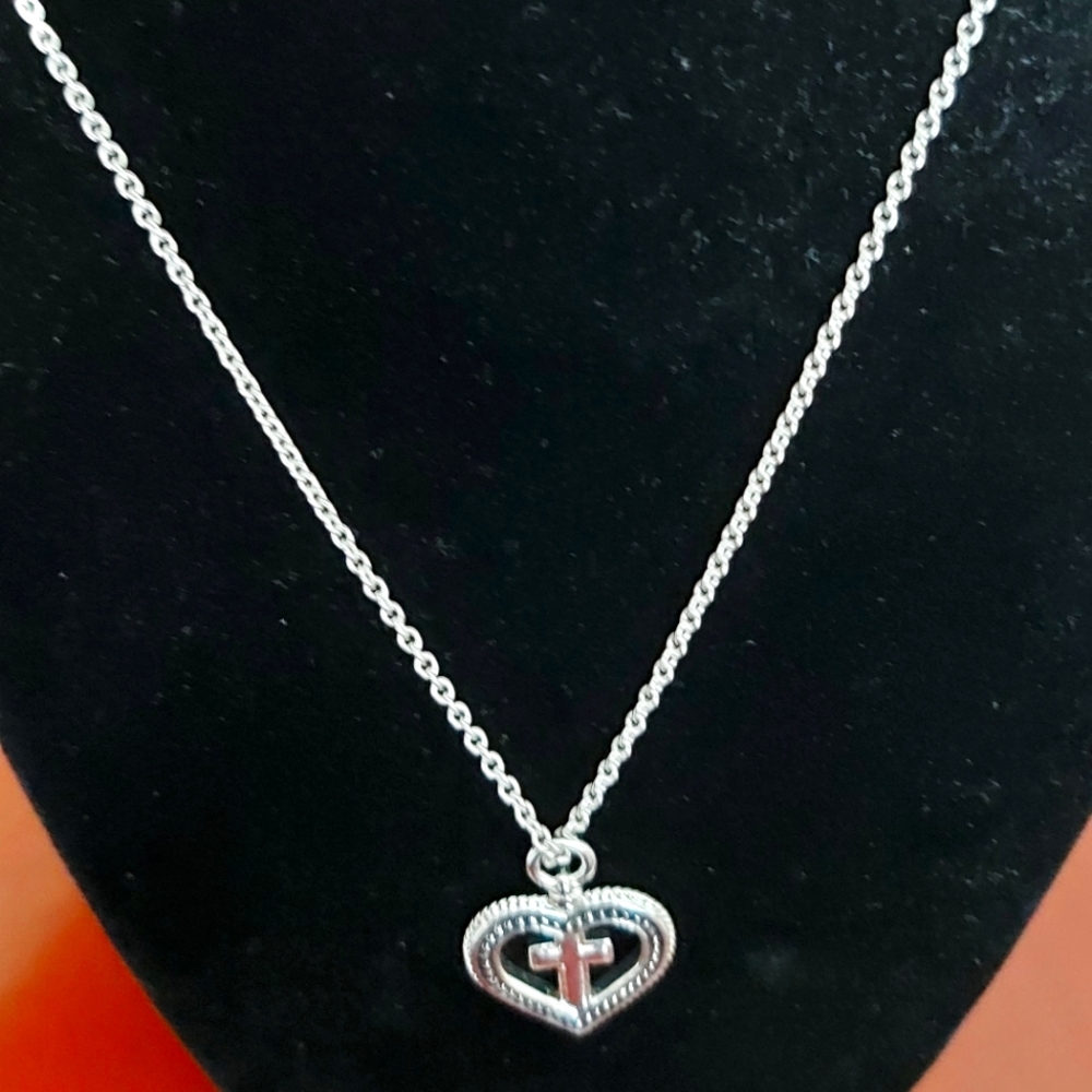 Montana Silversmiths heart cross necklace q